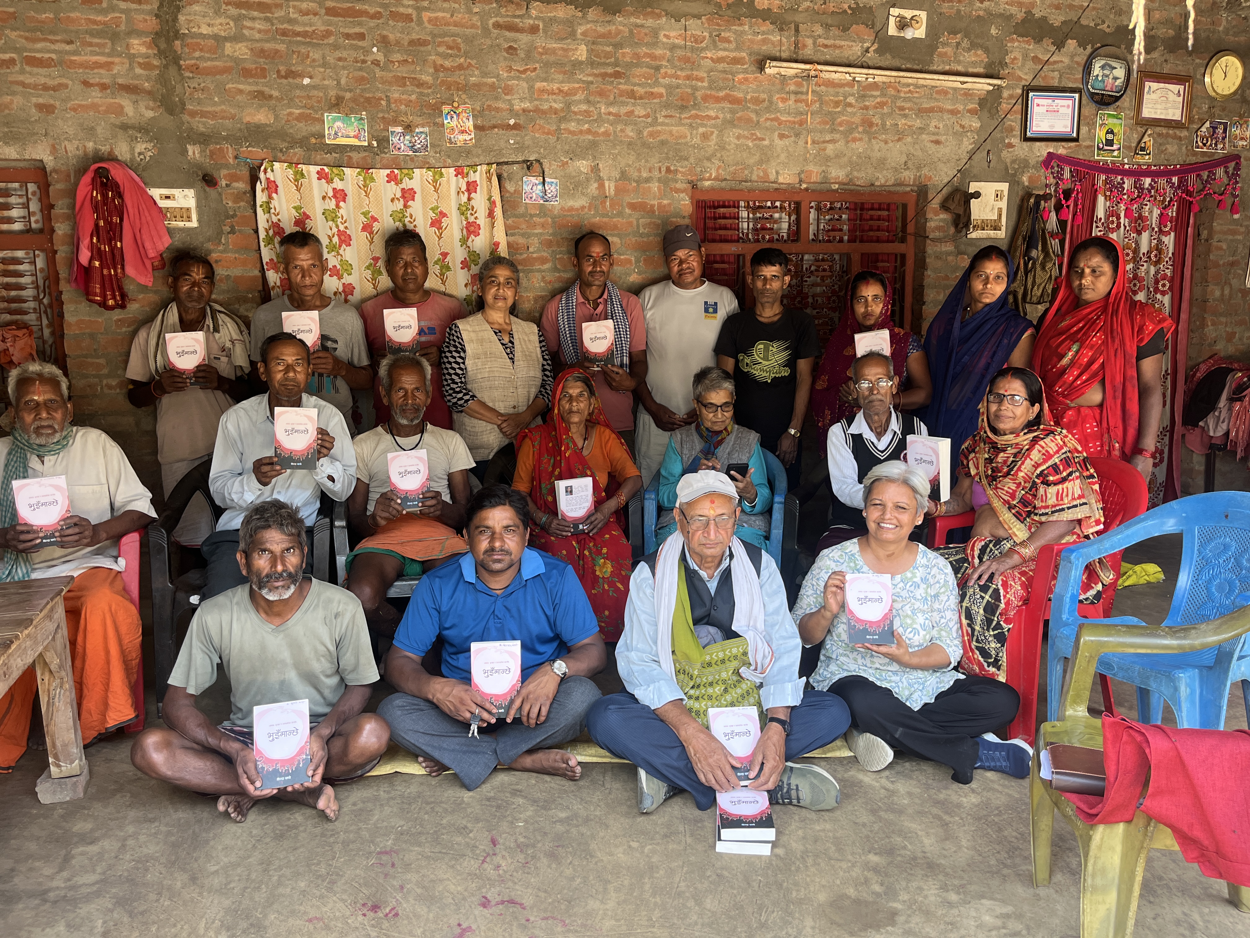 भुइमान्छे पुस्तक सितापुरस्थित पुस्तक पात्रलाई उपलव्ध गराउदै  (वैशाख ६, २०८२)